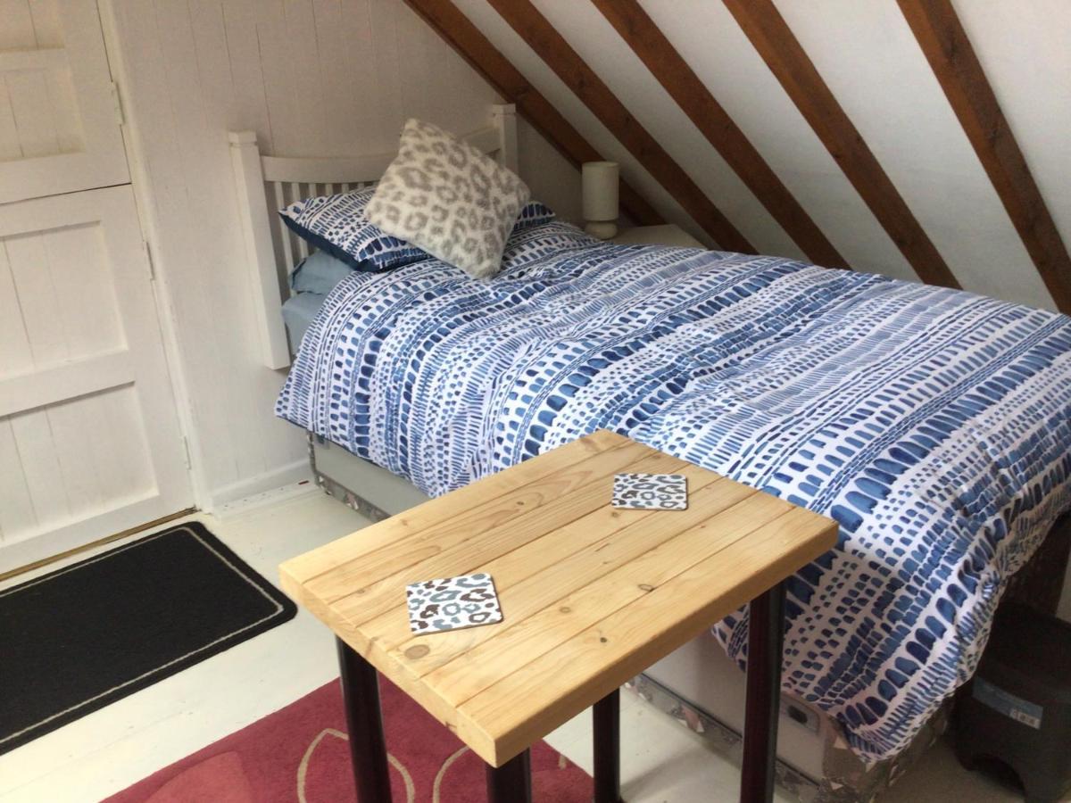 Cozy Camborne Studio Retreat With Two Single Beds Экстерьер фото